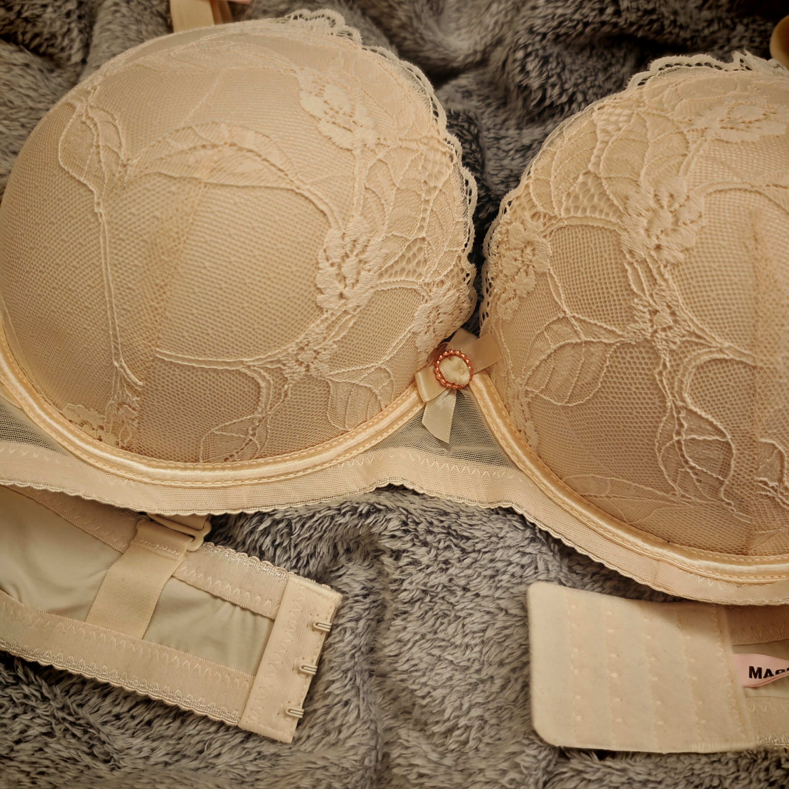 Biustonosz Push-Up Zbierający Efekt Ręki Koronka Beżowy - obrazek 3