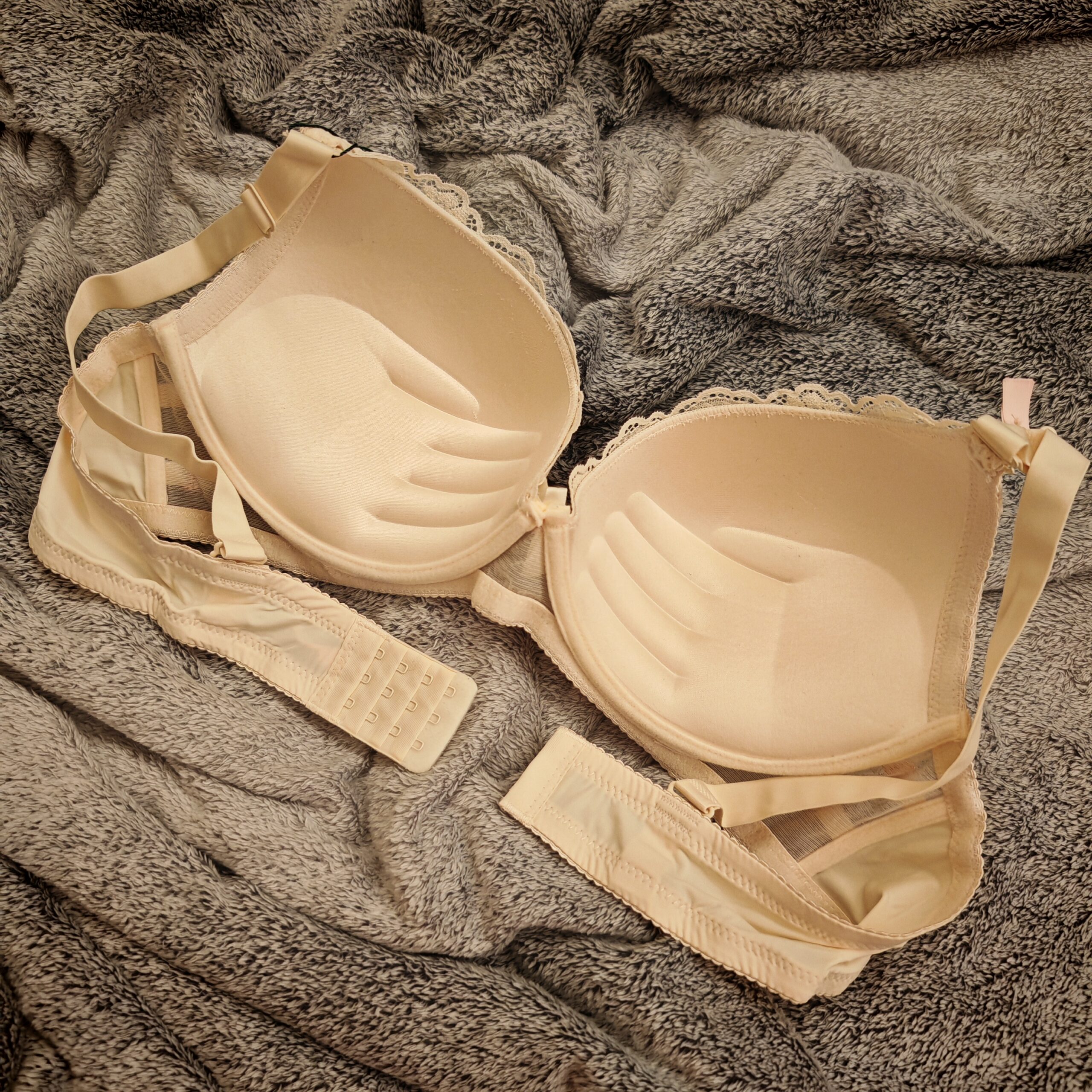 Biustonosz Push-Up Zbierający Efekt Ręki Koronka Beżowy - obrazek 4