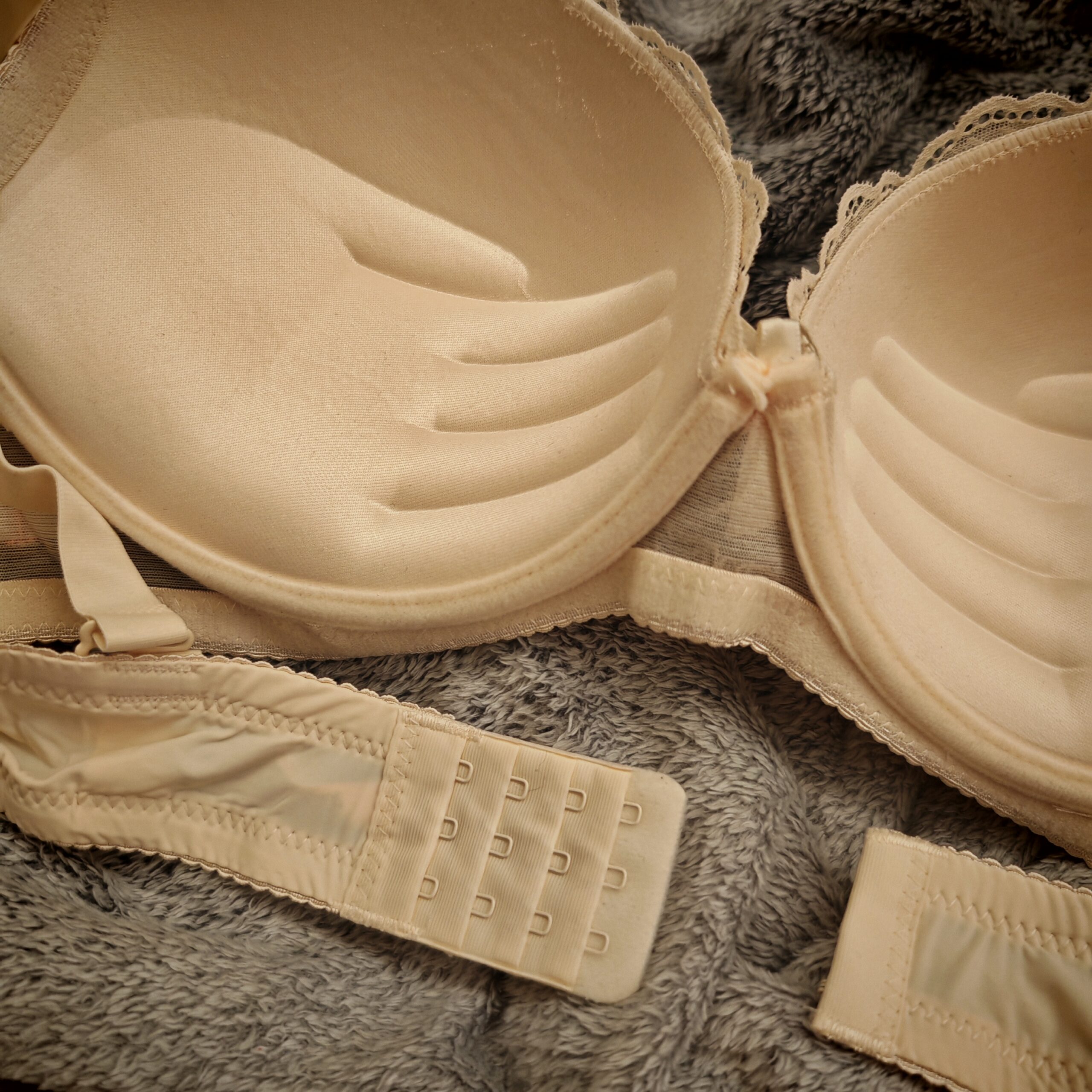 Biustonosz Push-Up Zbierający Efekt Ręki Koronka Beżowy - obrazek 5