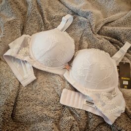 Biustonosz Push-Up Modelujący Efekt Unoszącej Ręki Biały